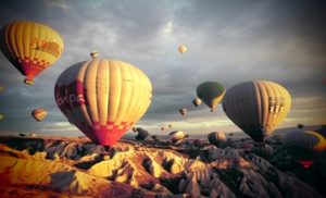 Ngắm khinh khí cầu là hoạt động được yêu thích hàng đầu của Cappadocia