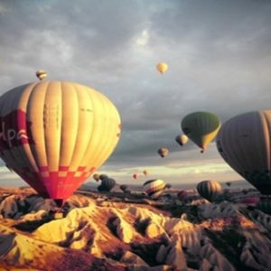 Ngắm khinh khí cầu là hoạt động được yêu thích hàng đầu của Cappadocia