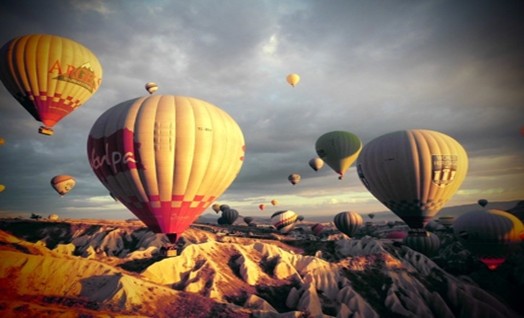 Ngắm khinh khí cầu là hoạt động được yêu thích hàng đầu của Cappadocia